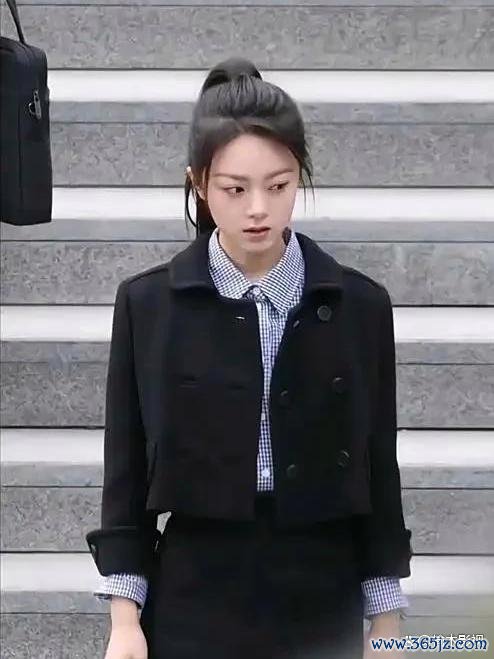赵今麦无可替代高马尾路透 甜糖与职场博弈并存