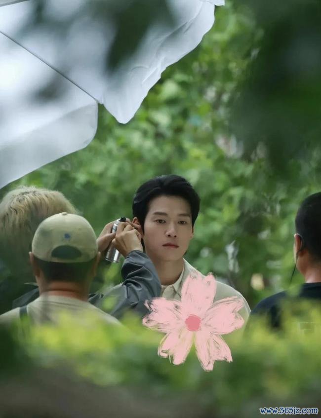 赵今麦无可替代高马尾路透 甜糖与职场博弈并存