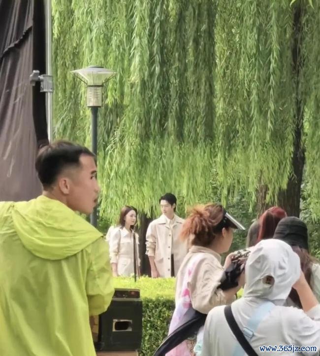 赵今麦无可替代高马尾路透 甜糖与职场博弈并存