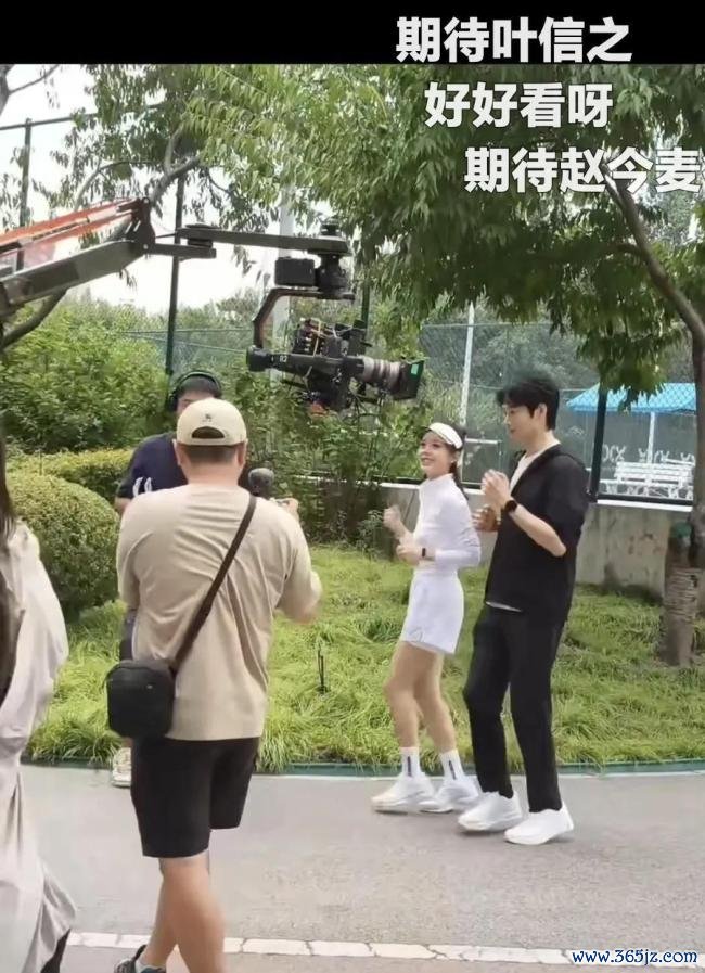 赵今麦无可替代高马尾路透 甜糖与职场博弈并存